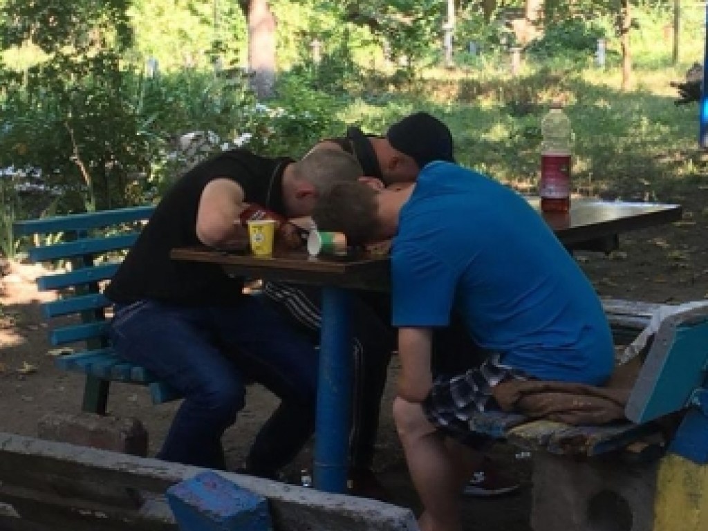 Алкаши За Столом